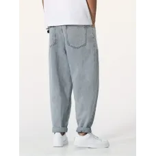 Rahat ve şık bir sokak stili görünümü sunan, uzun mavi denim erkek pantolonu.